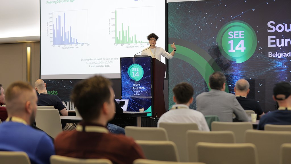 A picture of Orlando Eduardo Martínez-Durive giving a presentation