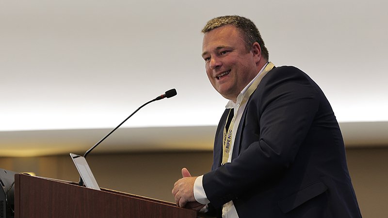 A picture of Srđan Simović giving a presentation