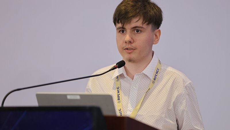 A picture of Ștefan Alexandru Cezar Mincu giving a presentation