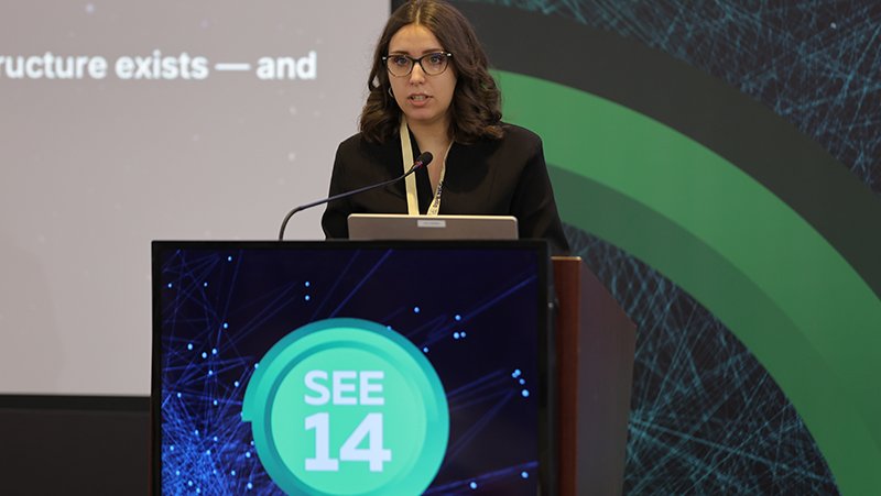 A picture of Katarina Stefanović giving a presentation