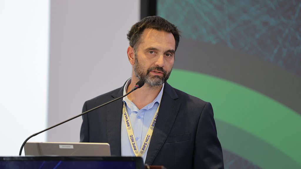 A picture of Dejan Đukić giving a presentation