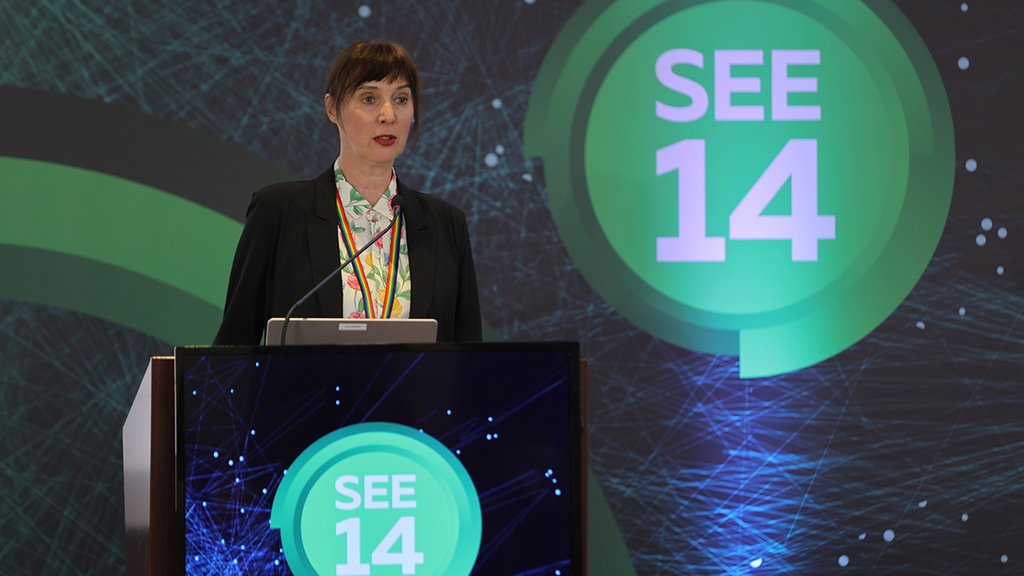 A picture of Mirjam Kühne giving a presentation