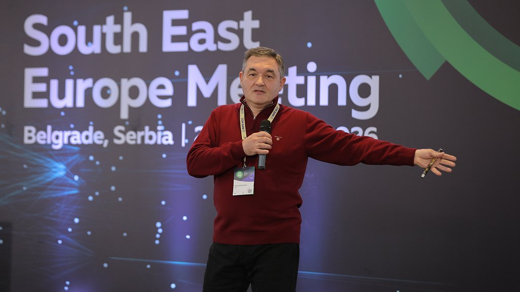 A picture of Nenad Krajnovic giving a presentation
