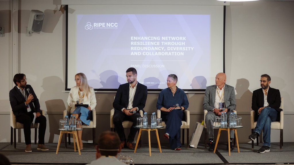 A picture of Hisham Ibrahim, Dmitrijs Nikitins, Agnese Zariņa, Baiba Kaskina, Evijs Taube, Romain Bosc giving a presentation
