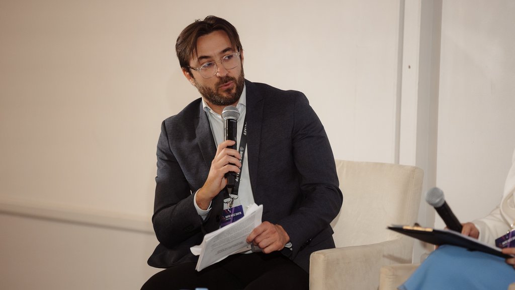 A picture of Romain Bosc giving a presentation