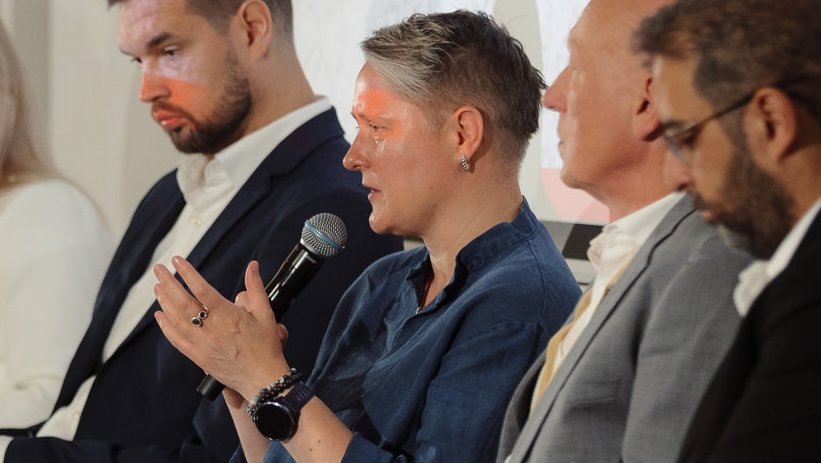 A picture of Baiba Kaskina giving a presentation
