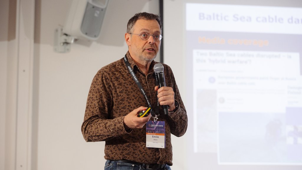 A picture of Emile Aben giving a presentation