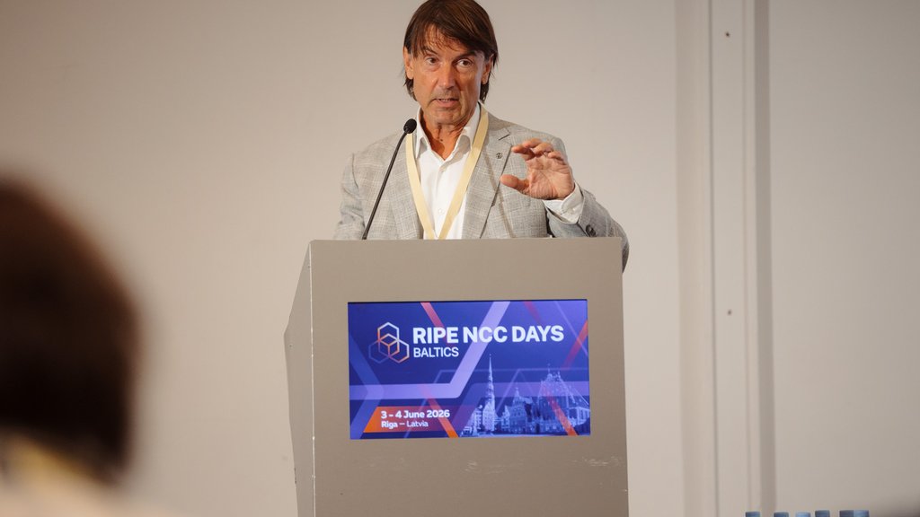 A picture of Zdravko Jukić giving a presentation